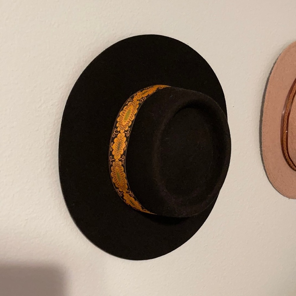 SOLD-Lack of color hat